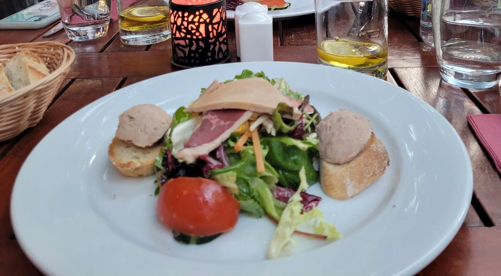 Salade avec foie gras, magret fumé et rillettes