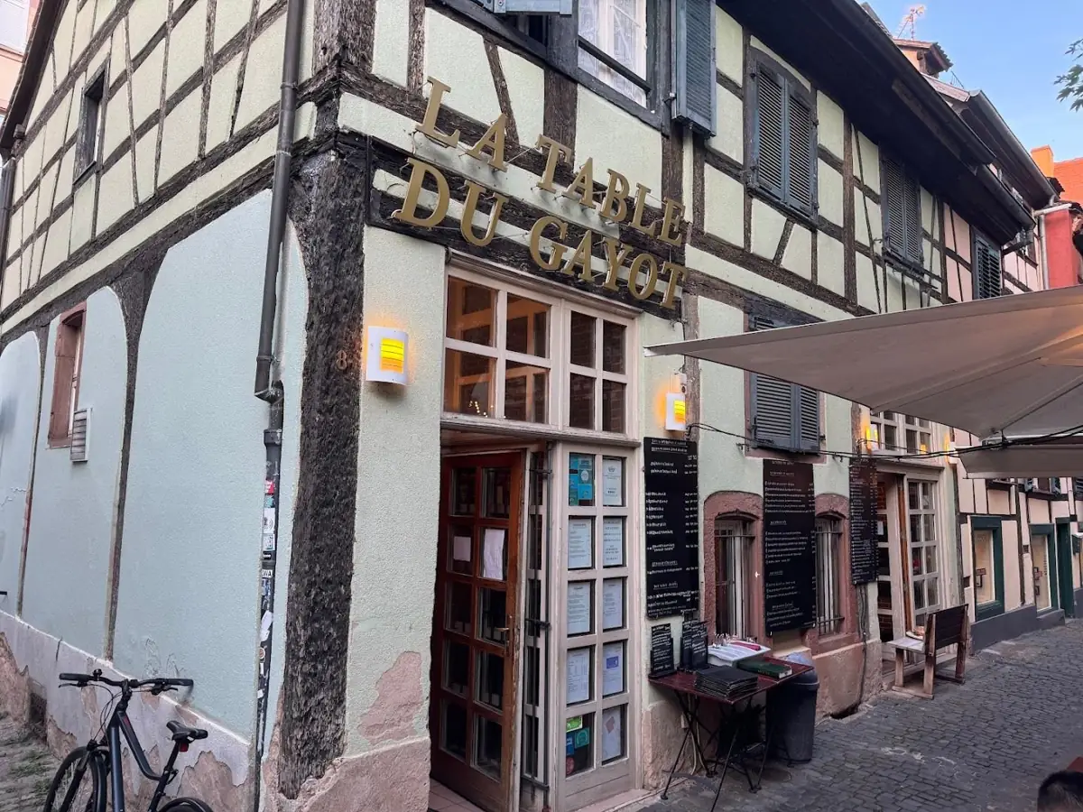 La façade à colombages de La Table du Gayot, avec ses lettres dorées