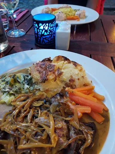 Plat de viande aux oignons, gratin et légumes